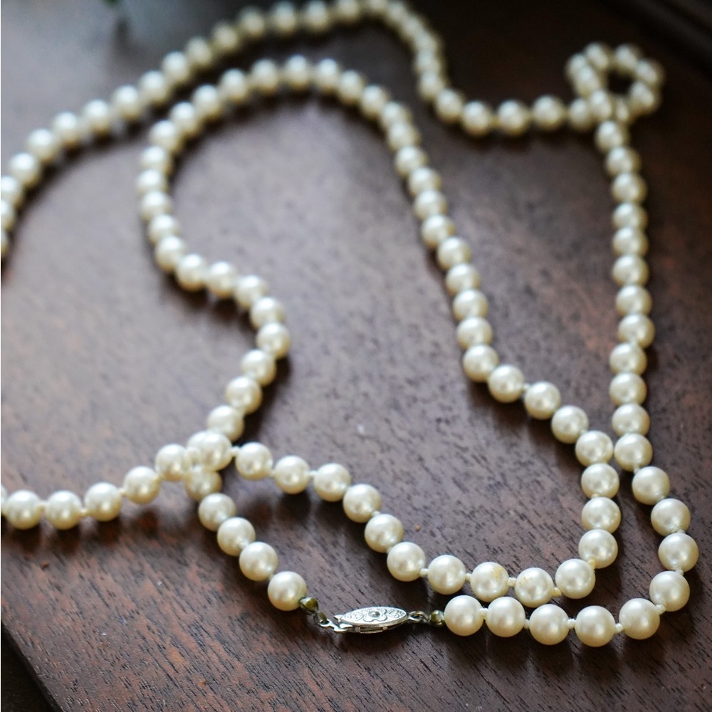 Vintage cultured pearl necklace with ornate metal clasp
